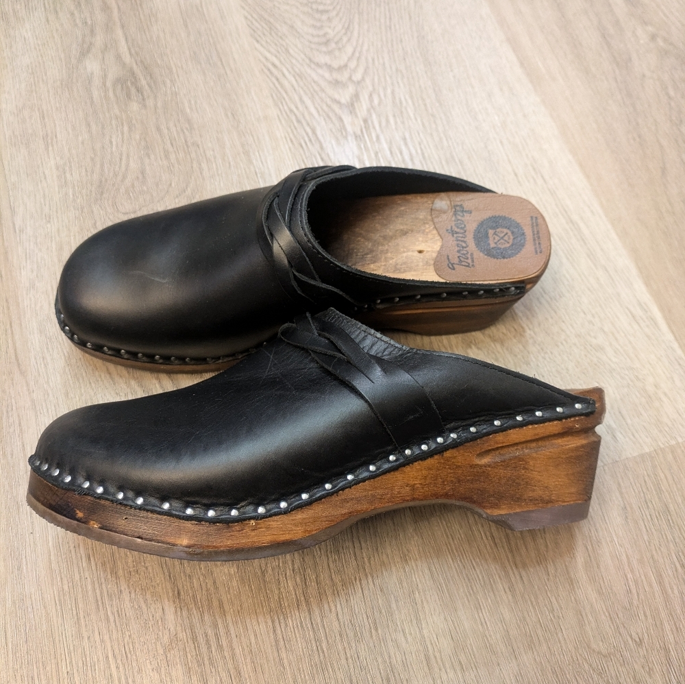 Elegant Black Leather Clogs by [Brand]